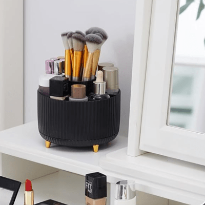 Organisateur bureau noir sur espace de travail moderne
Arts du rangement