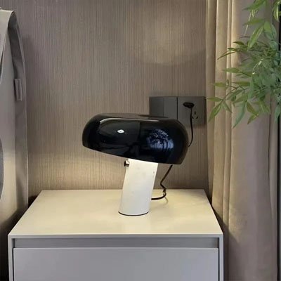 Détail du design champignon de la lampe décorative
- Arts du rangement