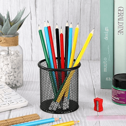 Pot à crayons noir en métal maillé avec stylos colorés sur bureau blanc
