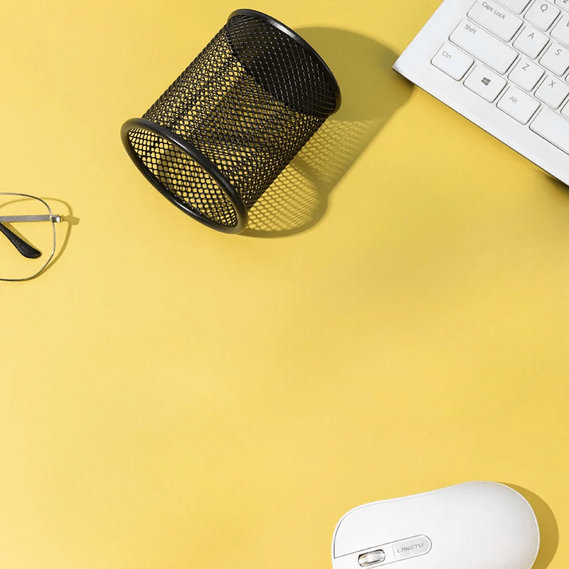 Organisateur de bureau noir vue de côté avec stylos et accessoires