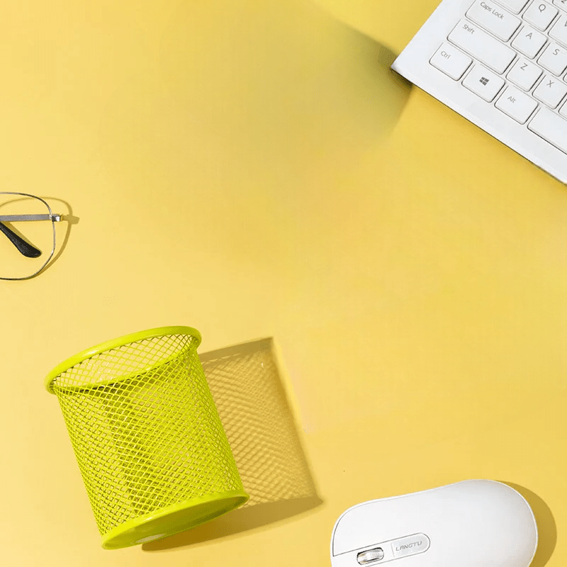 Détail de la maille métallique du pot à crayons vert
 - Arts du rangement